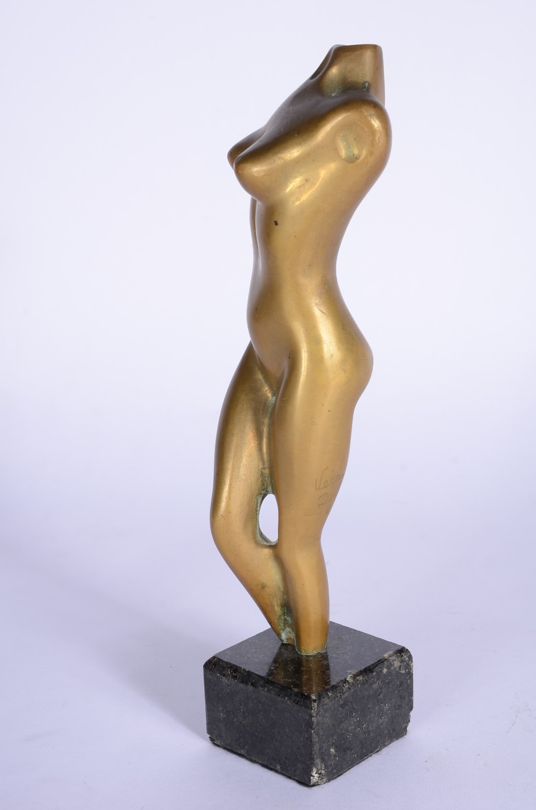 Duas peças. sendo: escultura de bronze representando busto feminino... - foto 3 de 9