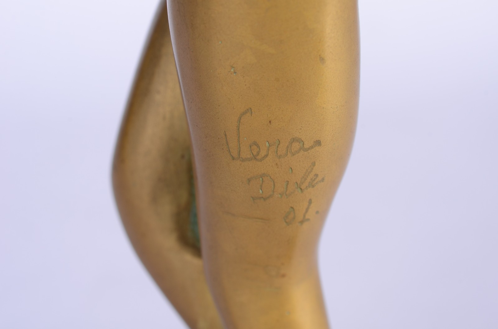 Duas peças. sendo: escultura de bronze representando busto feminino... - foto 7 de 9