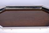 Saint James (1976),  - Diversas peças de metal prateado, sendo: bandeja oitavada com fundo de madeira; porta sorvete; 6 sousplats franceses Fleuron; e, porta garrafa. Total: