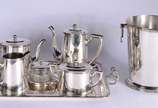 Wolff (1894),  - Baixela de metal prateado Wolff para chá e café, composto de 2 bules, leiteira, açucareiro, manteigueira e bandeja. Acompanham wine cooler. Total 7 pe