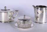 Wolff (1894),  - Baixela de metal prateado Wolff para chá e café, composto de 2 bules, leiteira, açucareiro, manteigueira e bandeja. Acompanham wine cooler. Total 7 pe