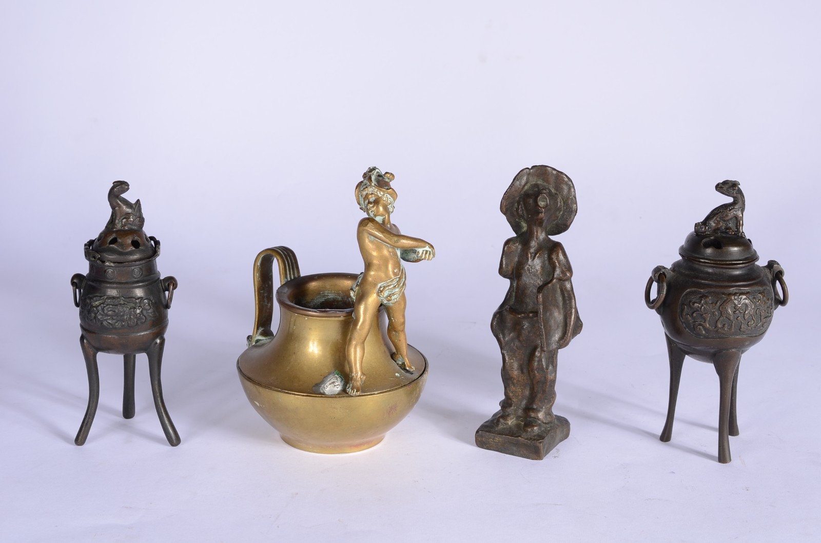 Quatro peças diversas, sendo: duas estatuetas de bronze e par de... - foto 1 de 8