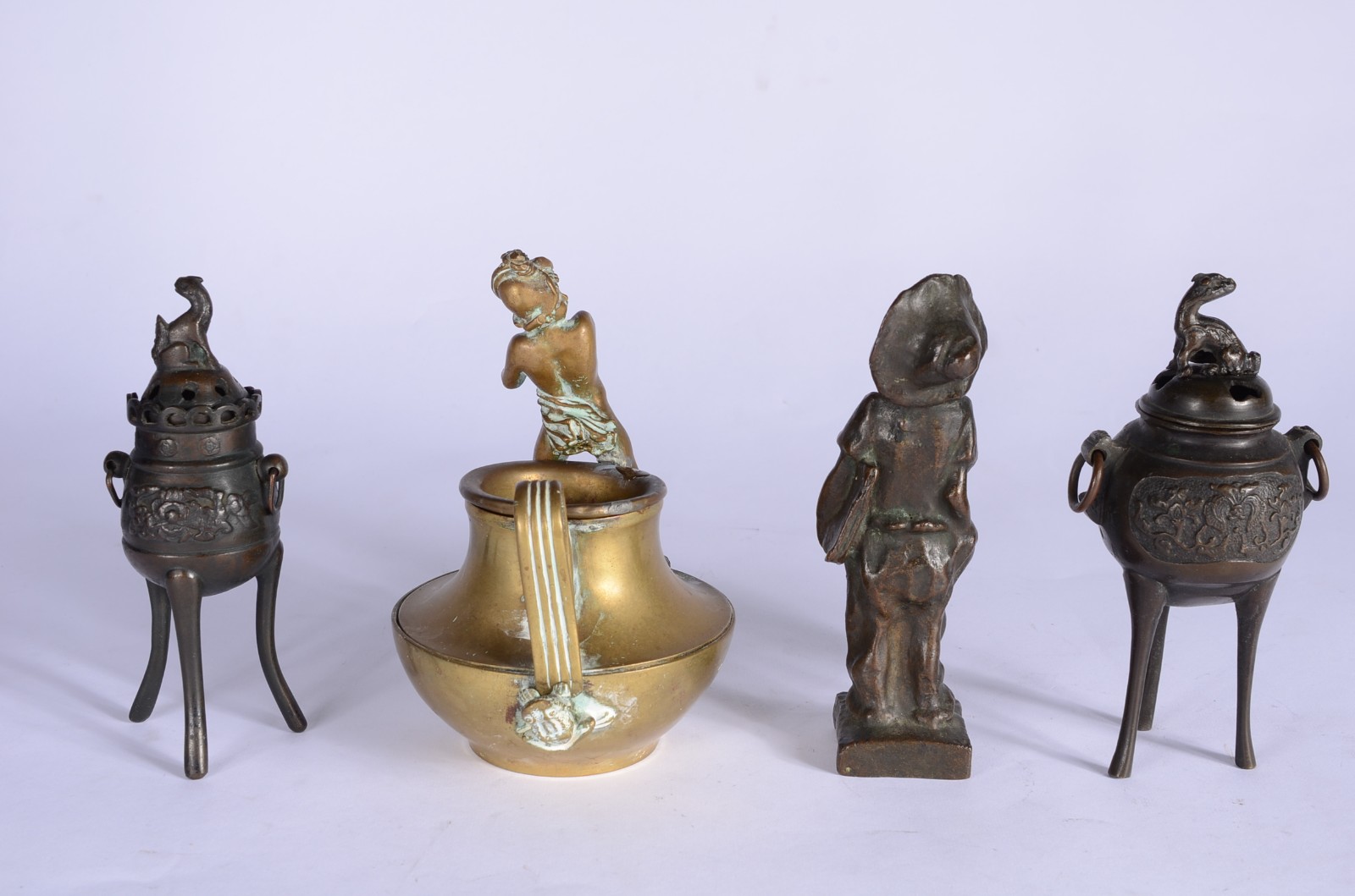 Quatro peças diversas, sendo: duas estatuetas de bronze e par de... - foto 2 de 8
