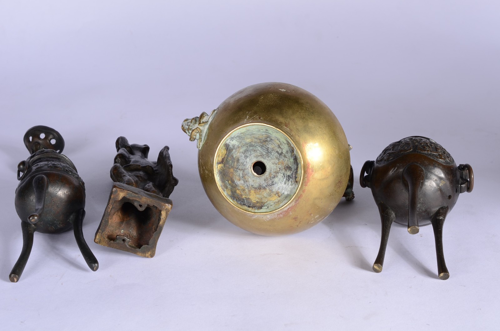 Quatro peças diversas, sendo: duas estatuetas de bronze e par de... - foto 8 de 8