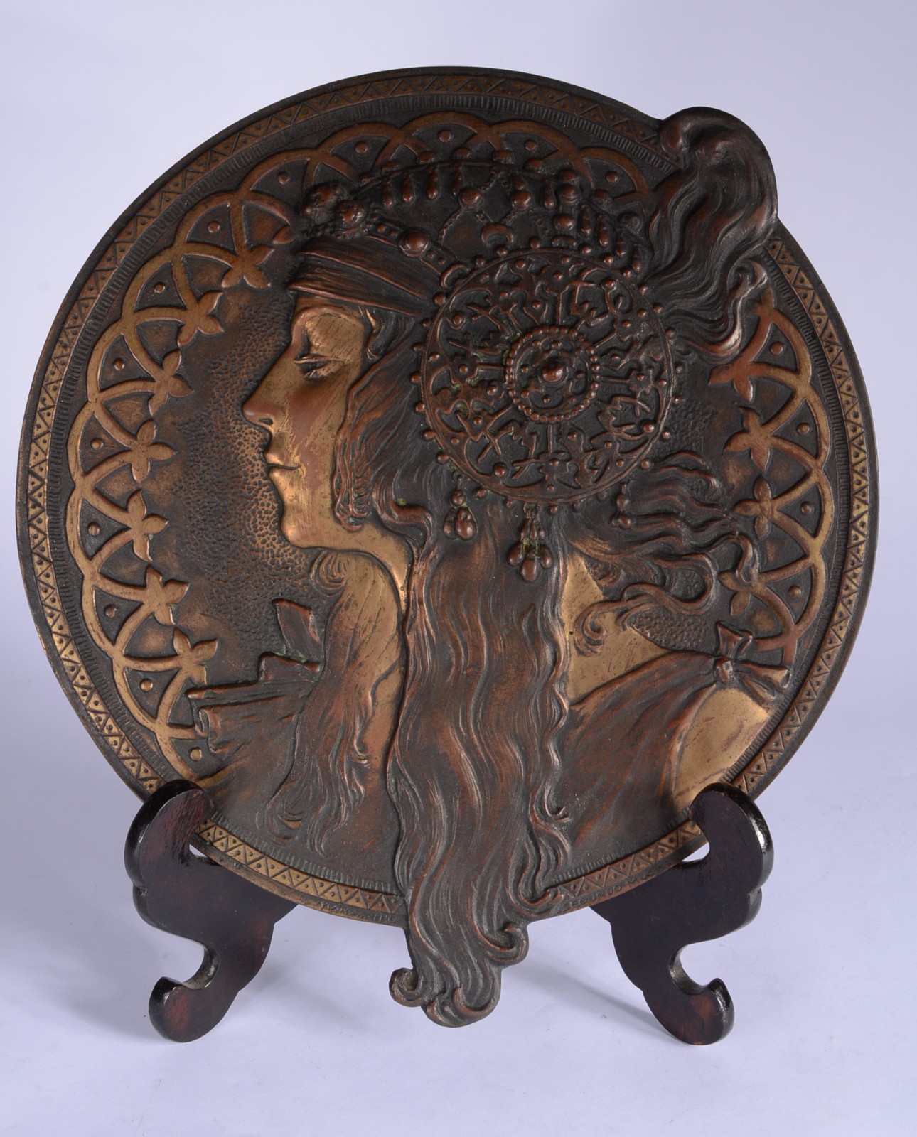Medalhão de bronze representando figura feminina de perfil com... - foto 1 de 4