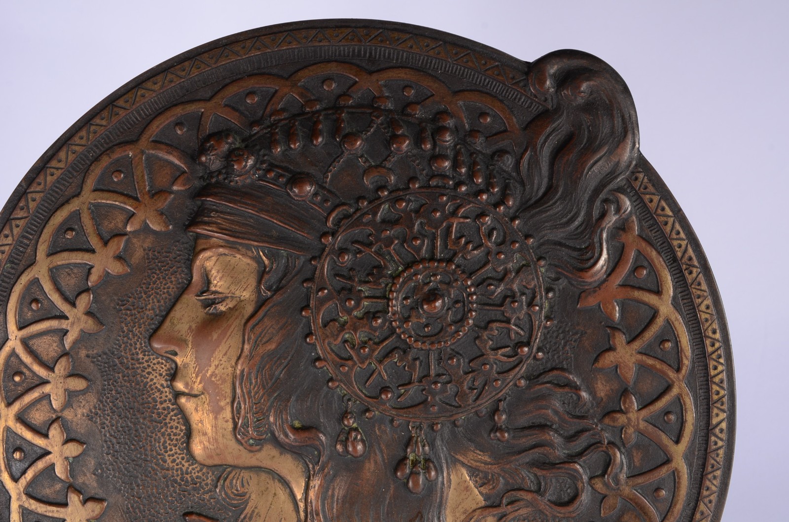 Medalhão de bronze representando figura feminina de perfil com... - foto 2 de 4