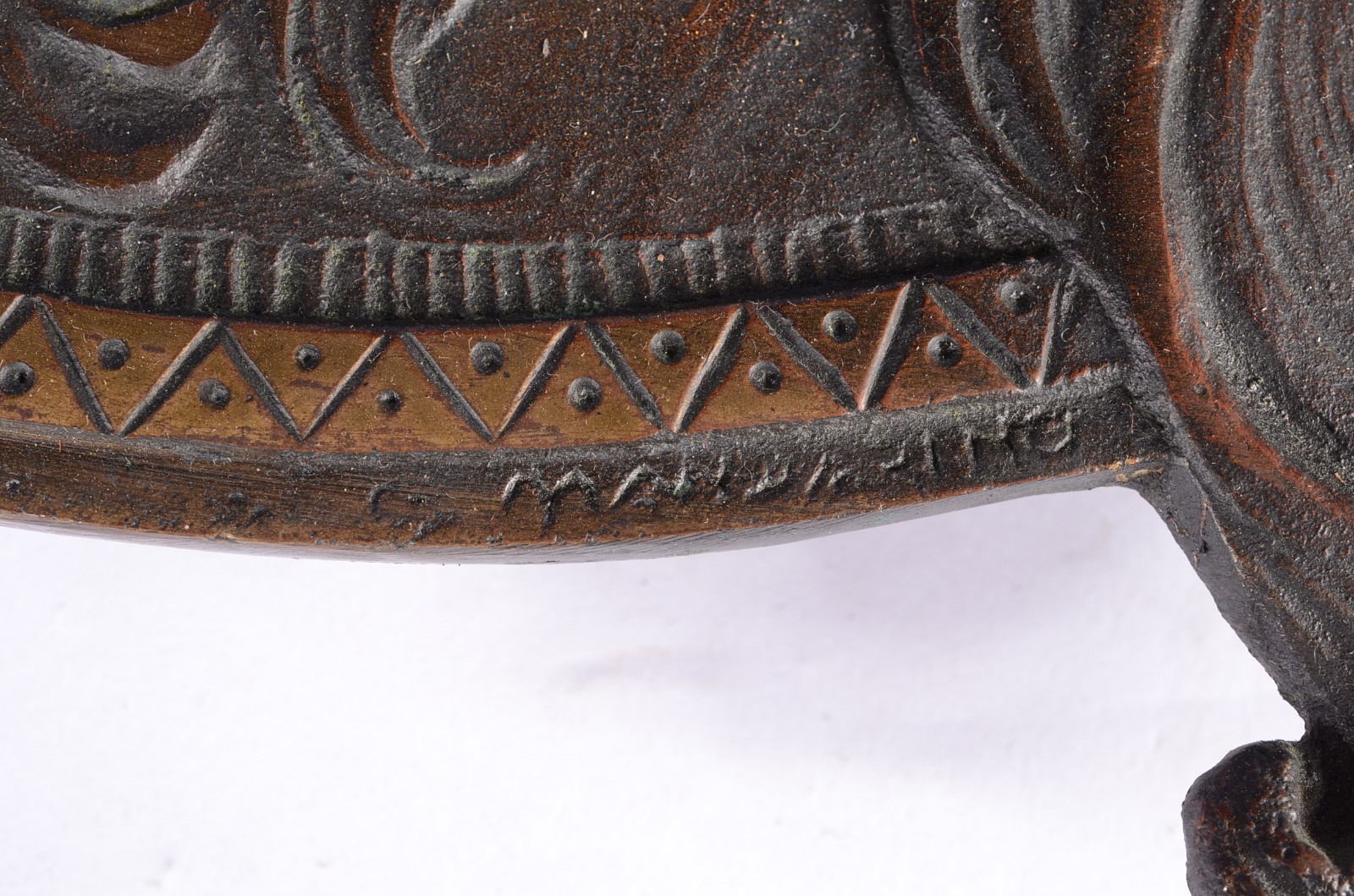 Medalhão de bronze representando figura feminina de perfil com... - foto 4 de 4