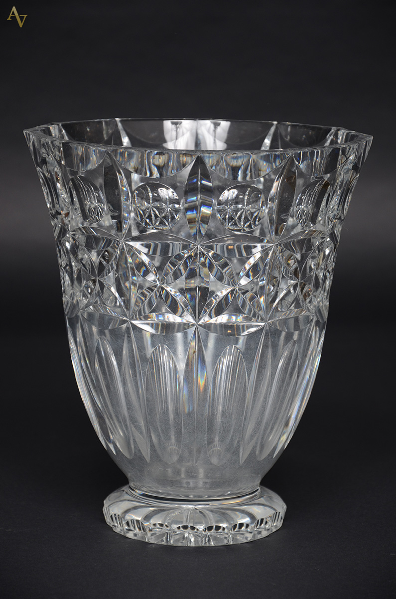Vaso de cristal lapidado. Altura 25 cm (borda lascada).