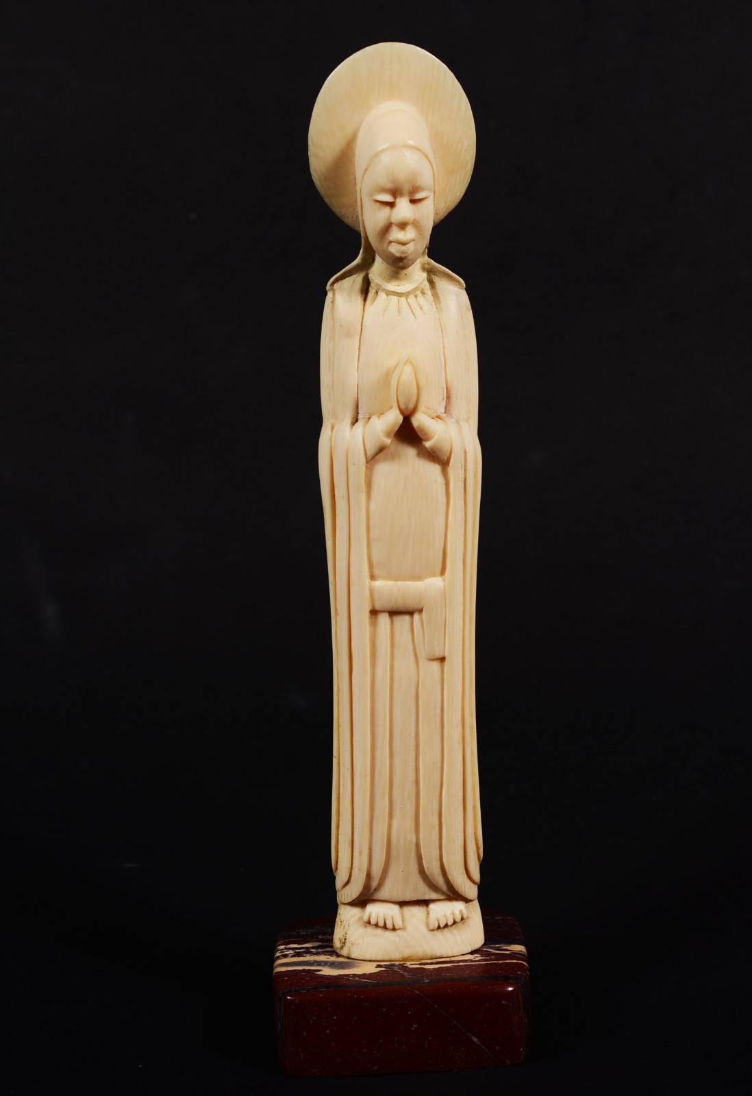 Escultura de marfim representando Santa. Altura total: 22 cm. - foto 1 de 7