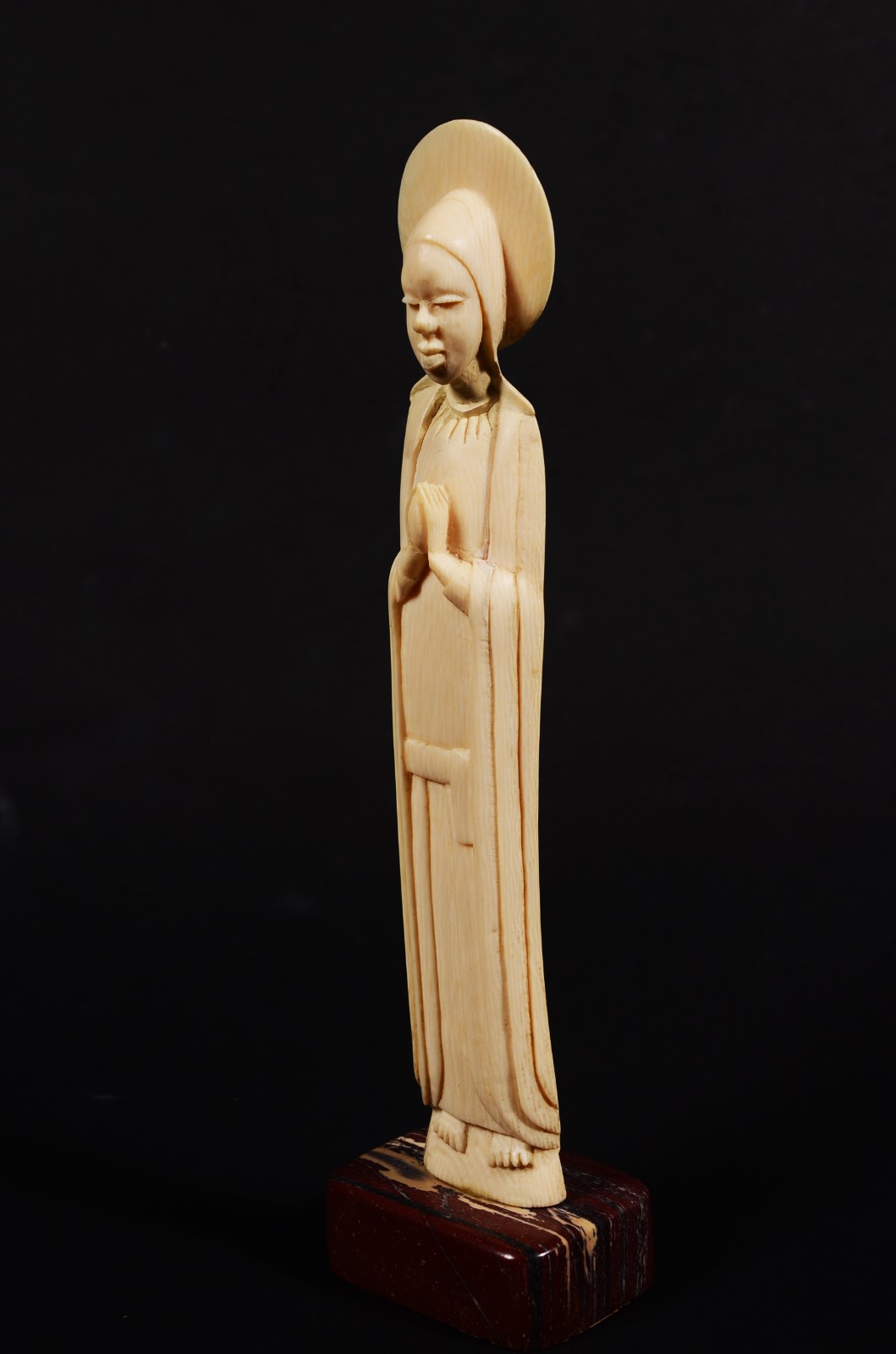 Escultura de marfim representando Santa. Altura total: 22 cm. - foto 2 de 7