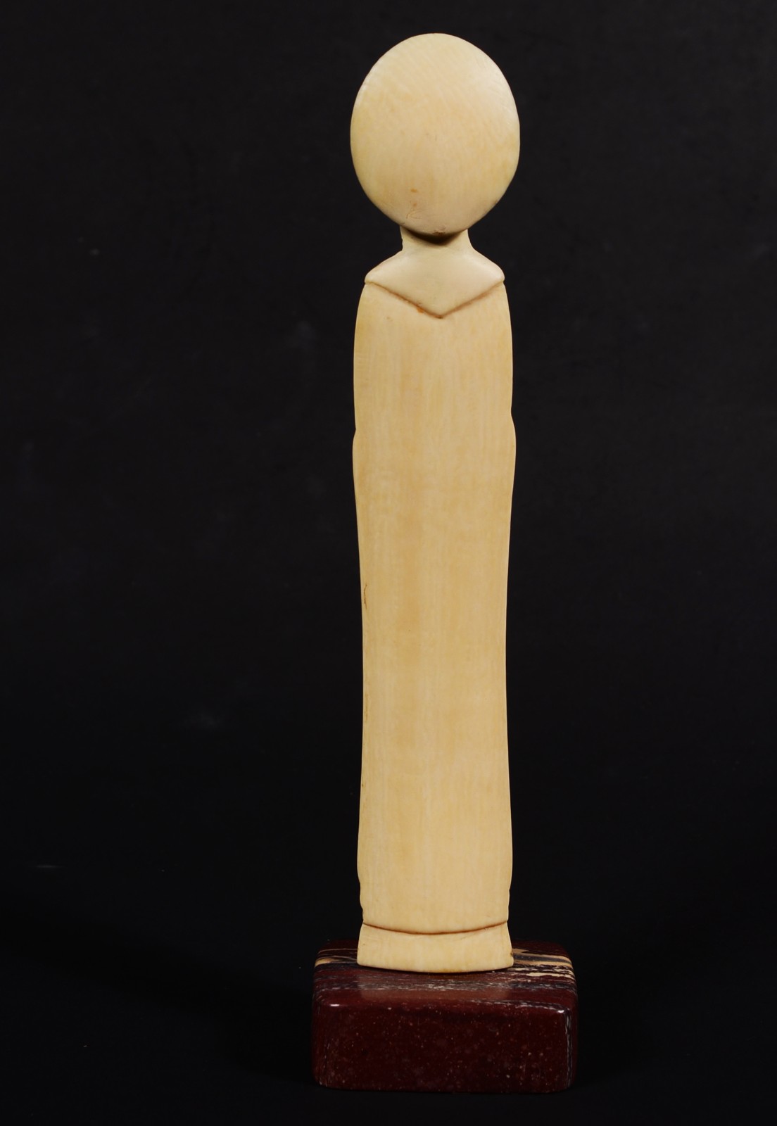Escultura de marfim representando Santa. Altura total: 22 cm. - foto 3 de 7