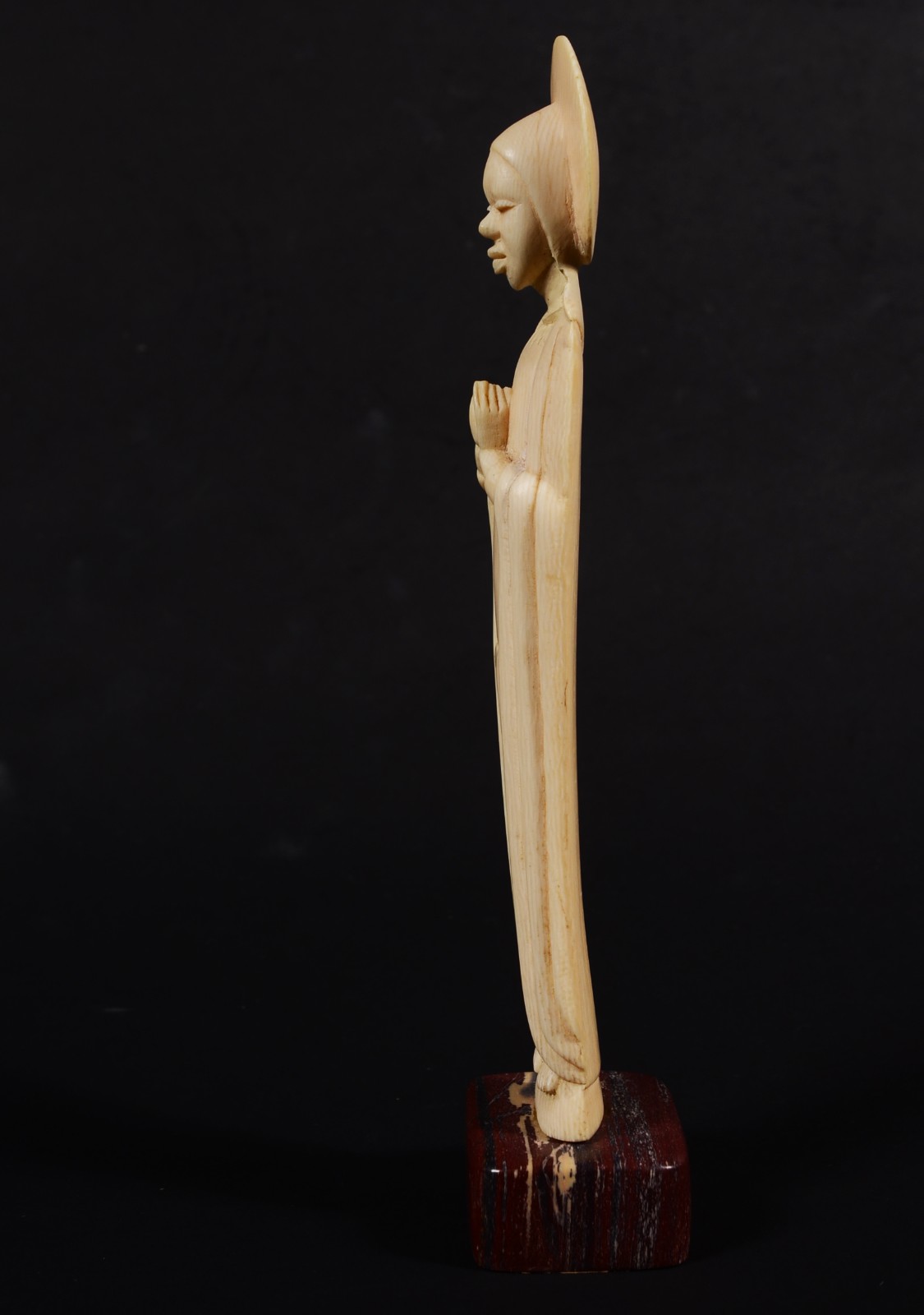 Escultura de marfim representando Santa. Altura total: 22 cm. - foto 4 de 7