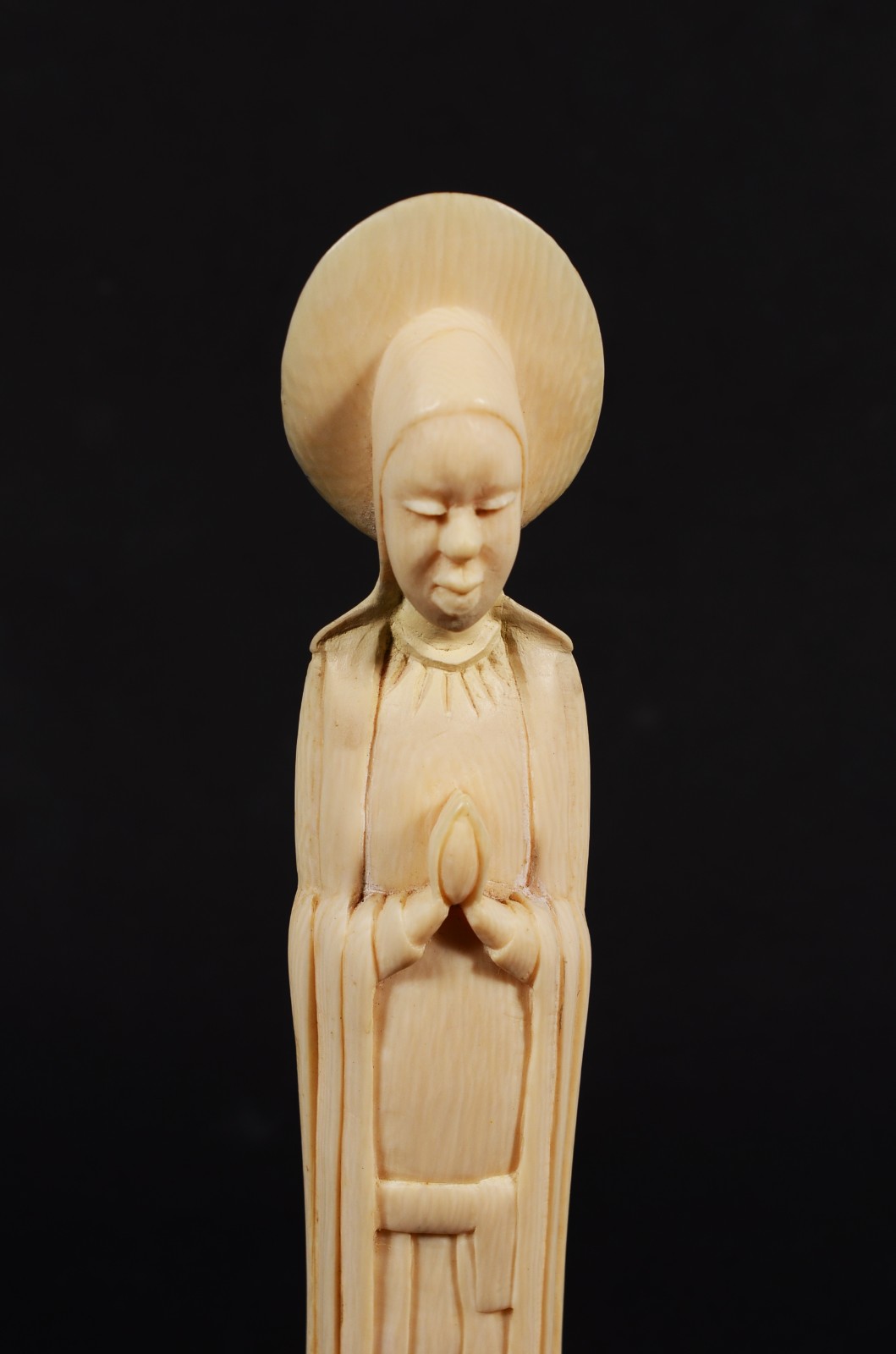 Escultura de marfim representando Santa. Altura total: 22 cm. - foto 5 de 7