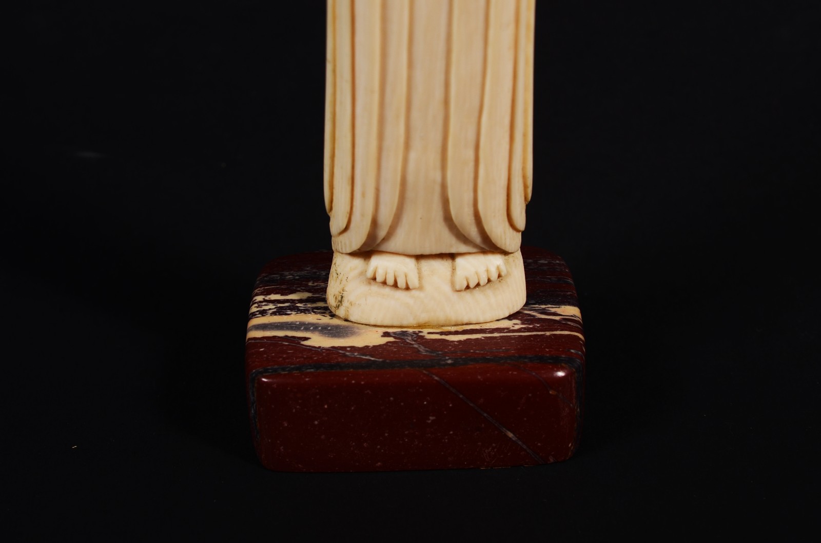 Escultura de marfim representando Santa. Altura total: 22 cm. - foto 6 de 7
