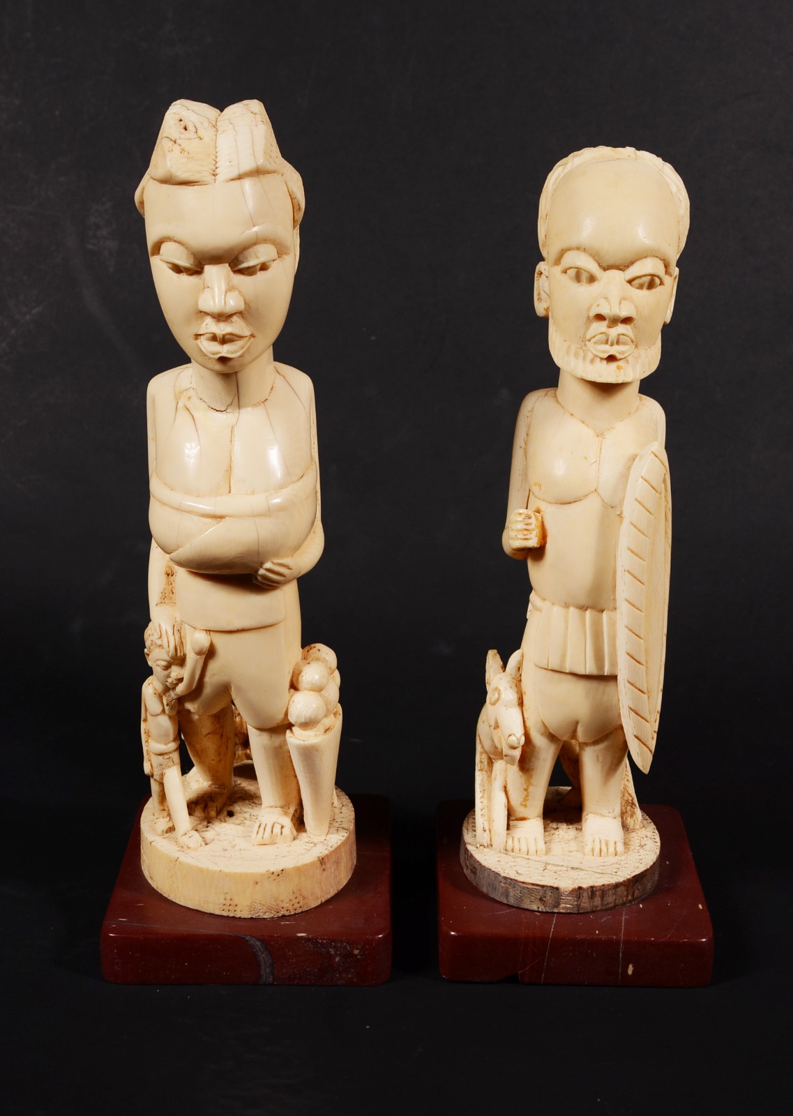 Duas esculturas de marfim representando figuras africanas. Altura... - foto 2 de 10