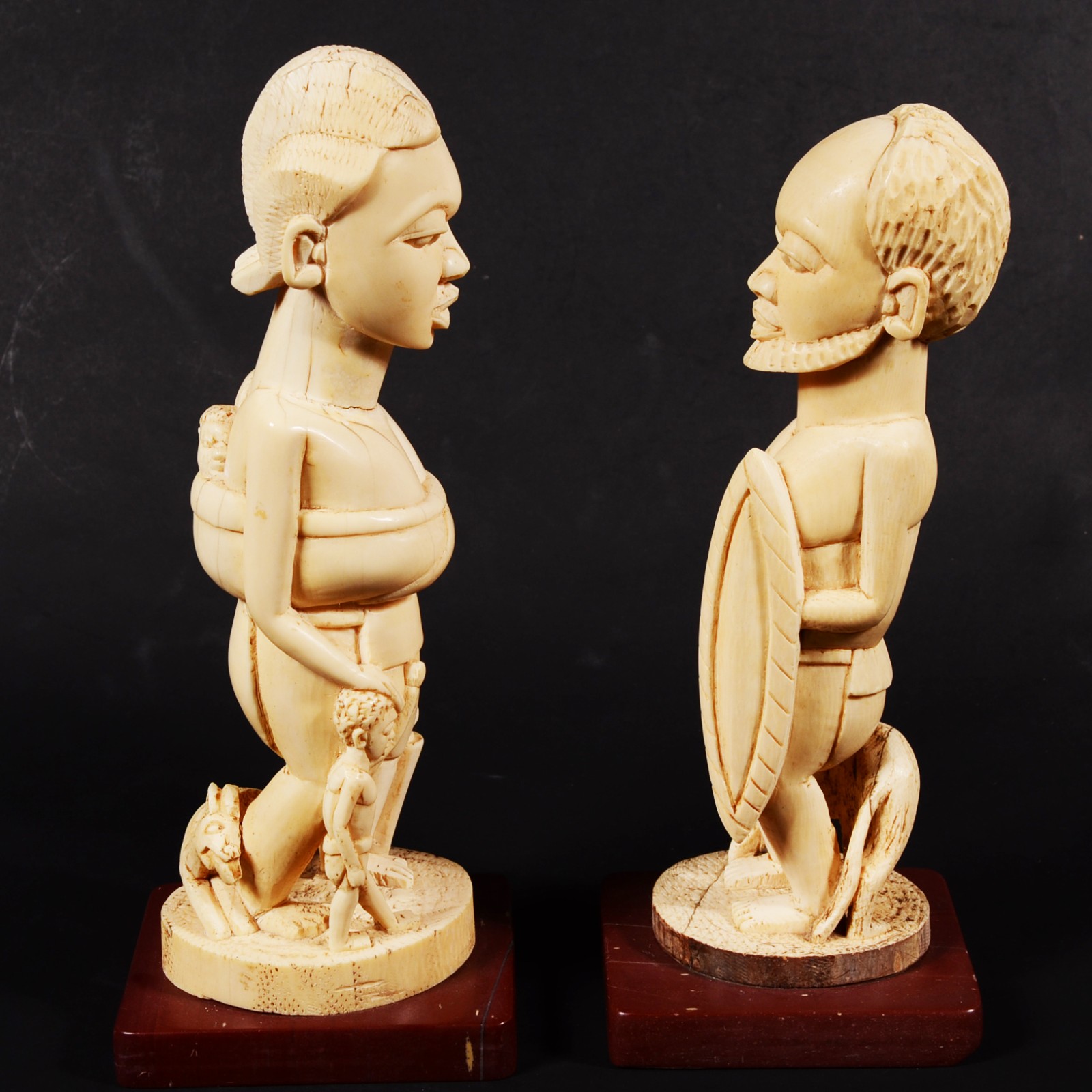 Duas esculturas de marfim representando figuras africanas. Altura... - foto 3 de 10