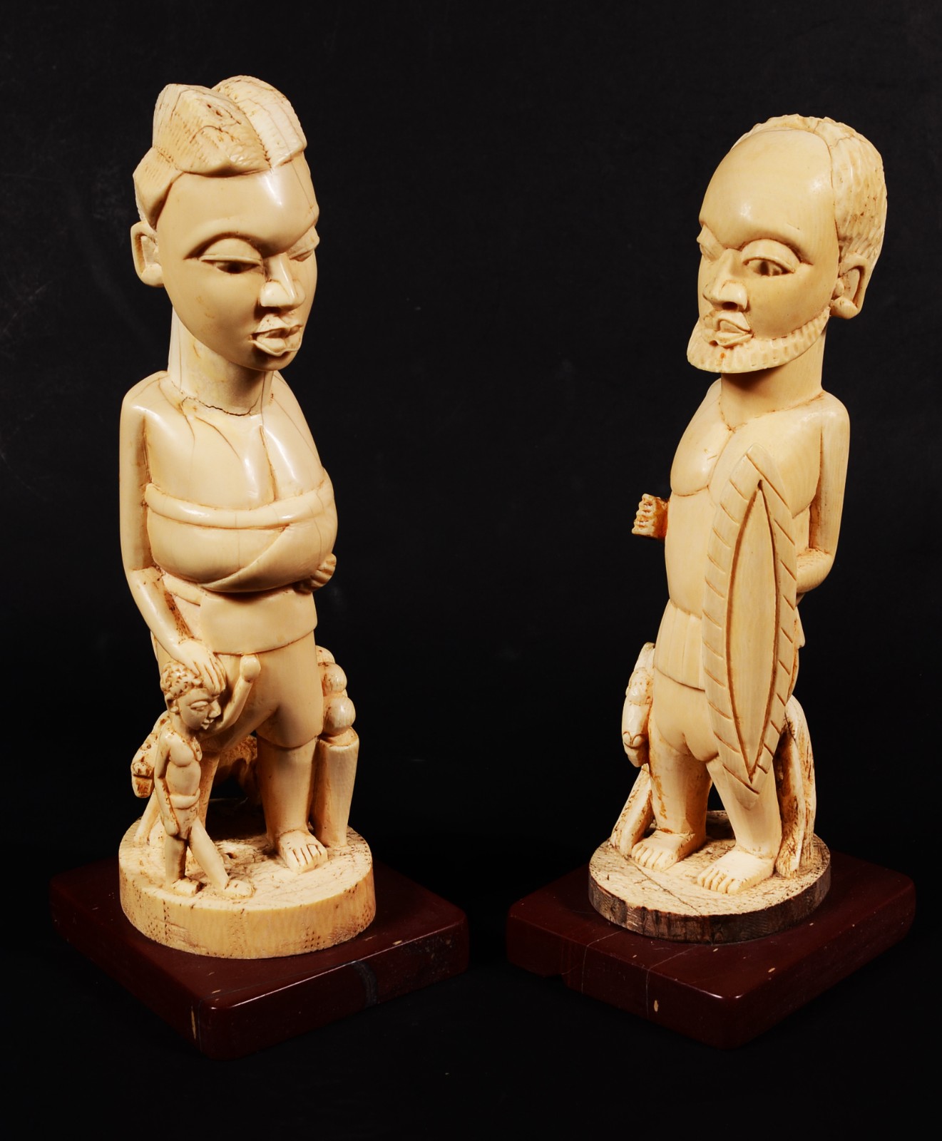 Duas esculturas de marfim representando figuras africanas. Altura... - foto 1 de 10