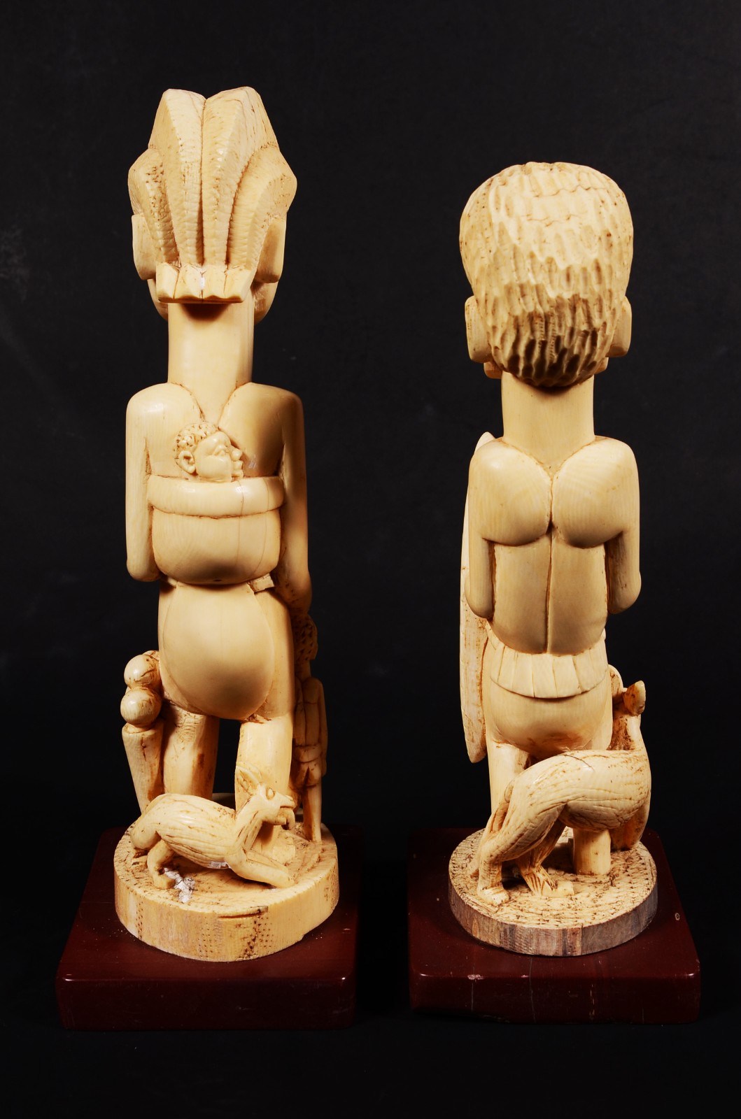 Duas esculturas de marfim representando figuras africanas. Altura... - foto 4 de 10