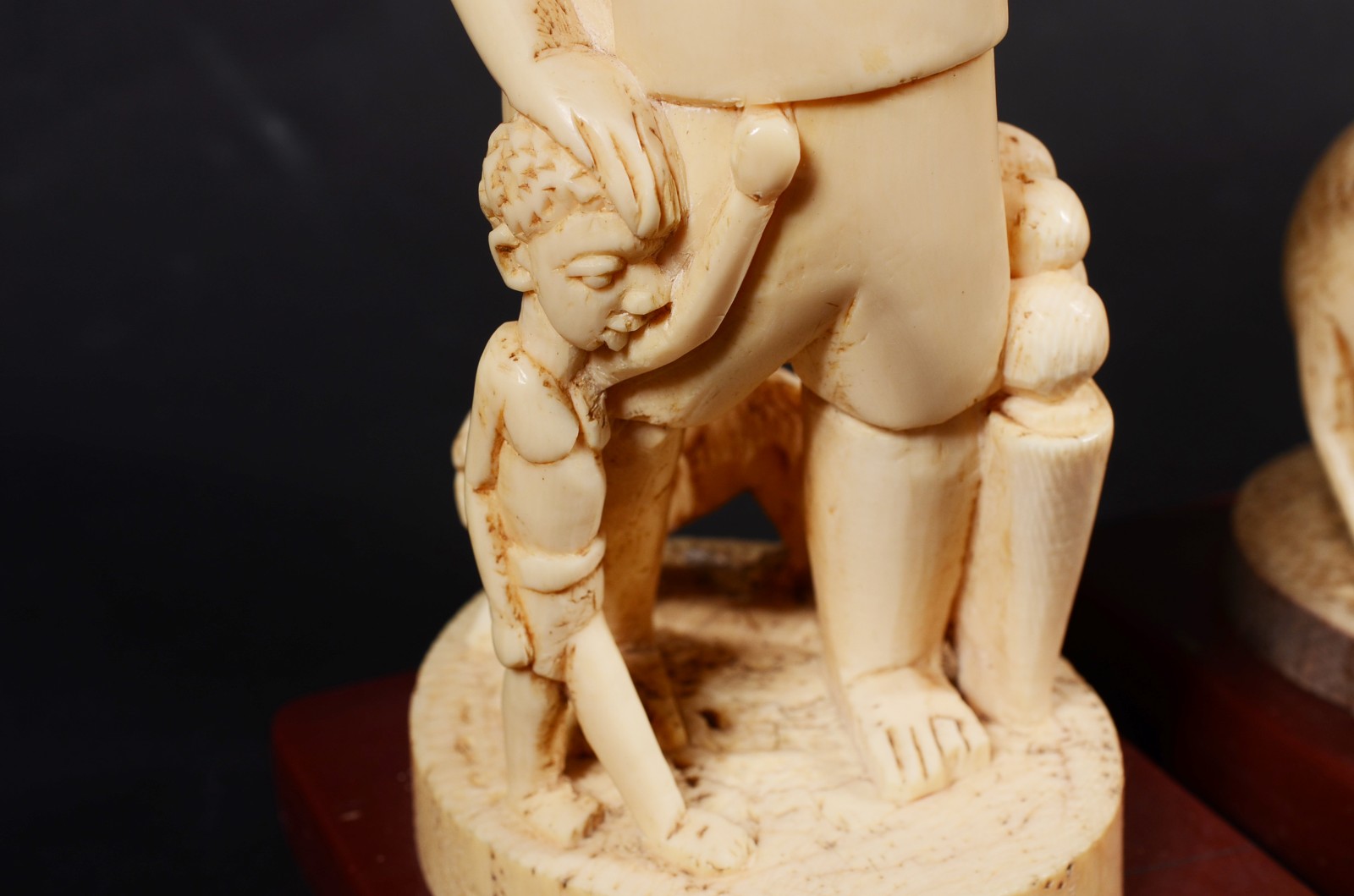 Duas esculturas de marfim representando figuras africanas. Altura... - foto 5 de 10