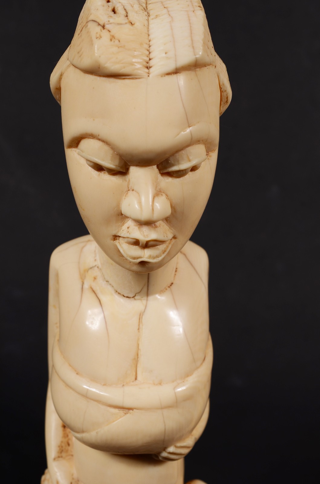 Duas esculturas de marfim representando figuras africanas. Altura... - foto 6 de 10