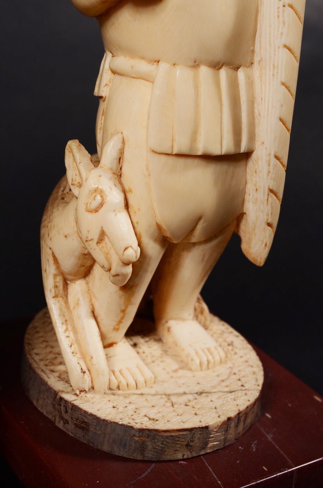 Duas esculturas de marfim representando figuras africanas. Altura... - foto 7 de 10