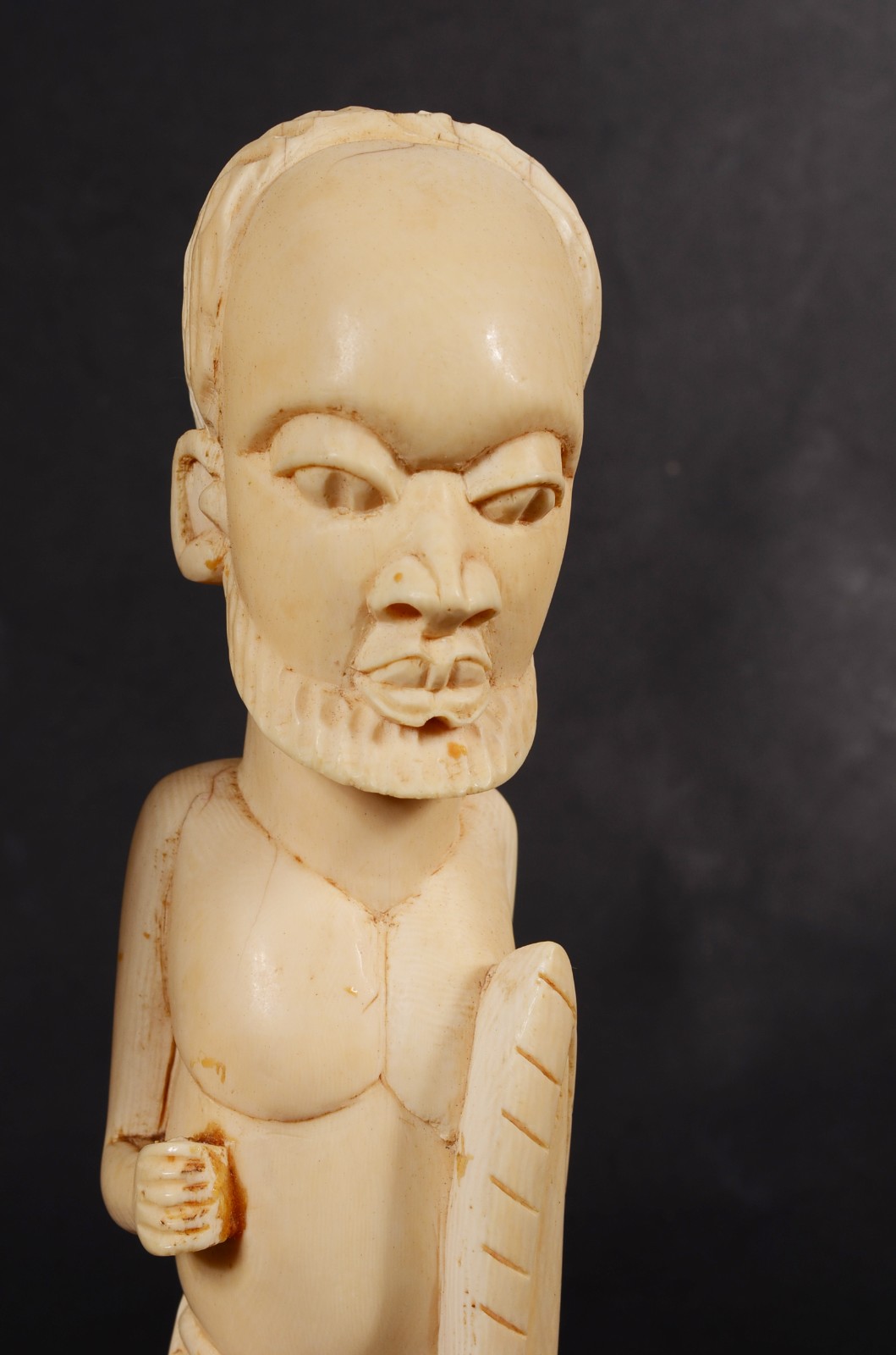 Duas esculturas de marfim representando figuras africanas. Altura... - foto 8 de 10