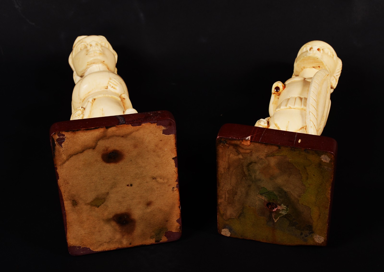 Duas esculturas de marfim representando figuras africanas. Altura... - foto 9 de 10