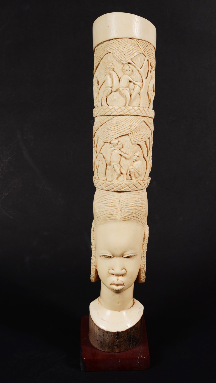 Escultura de marfim representando figura africana. - foto 1 de 8