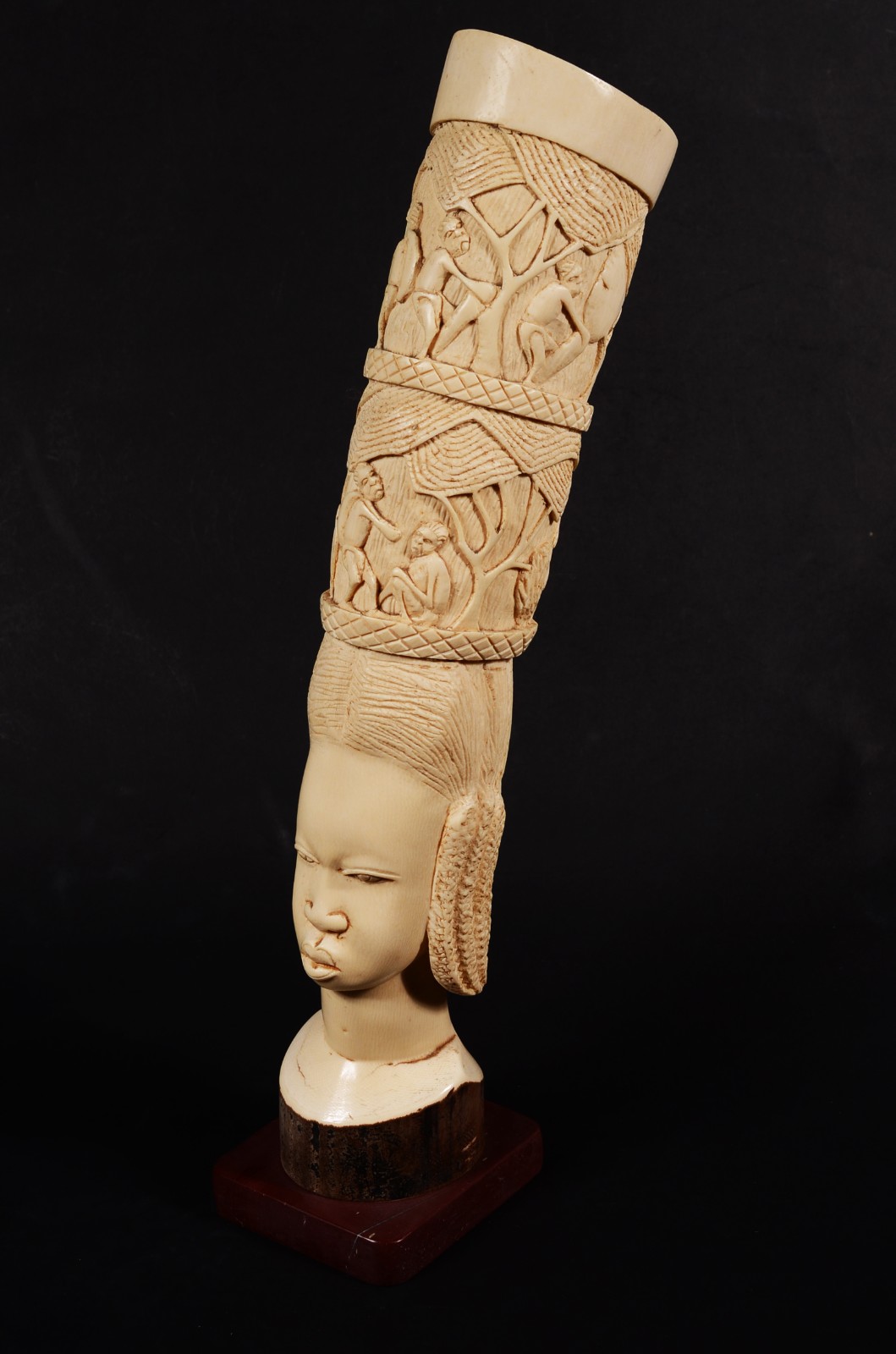 Escultura de marfim representando figura africana. - foto 2 de 8