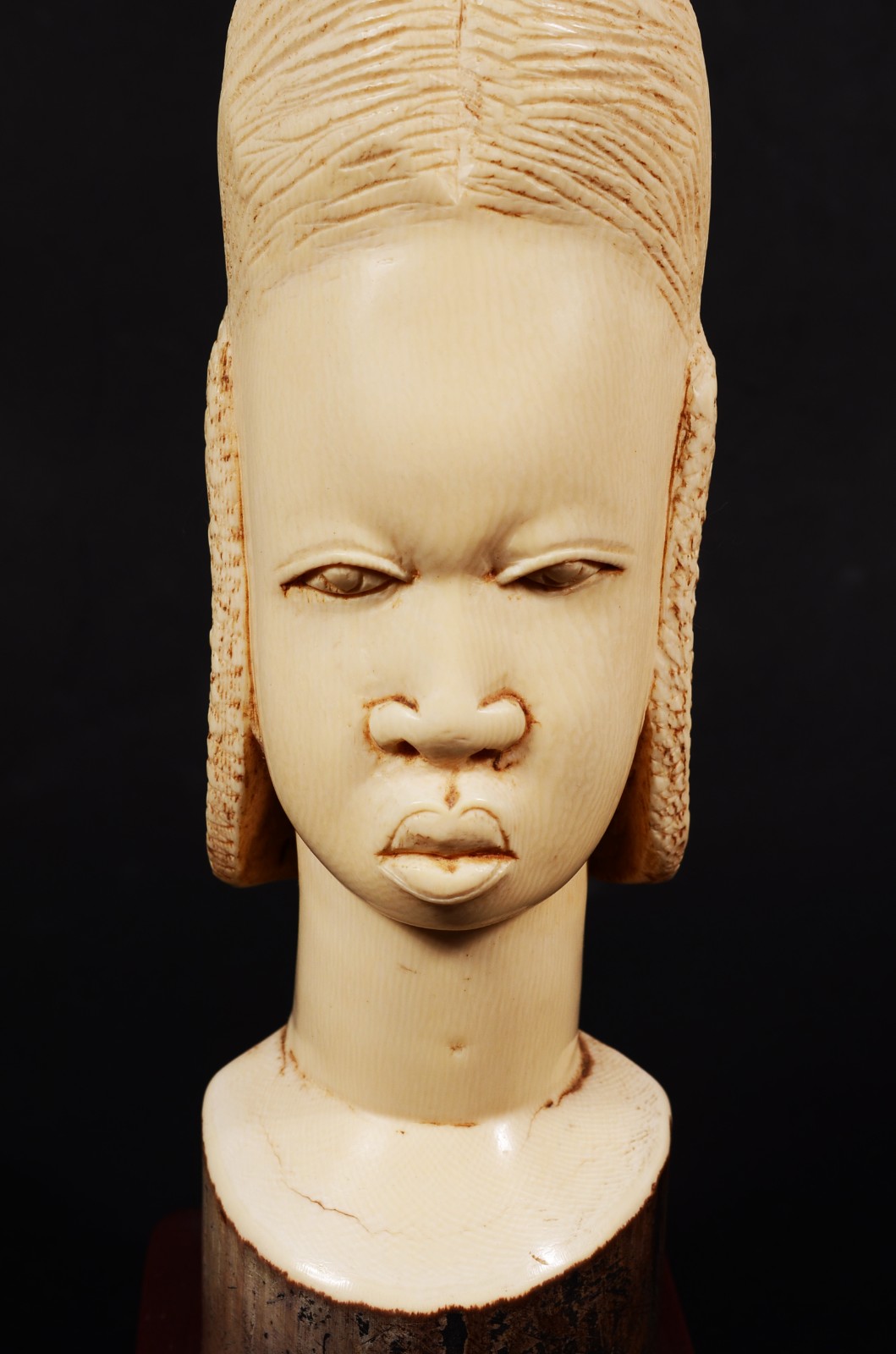 Escultura de marfim representando figura africana. - foto 3 de 8