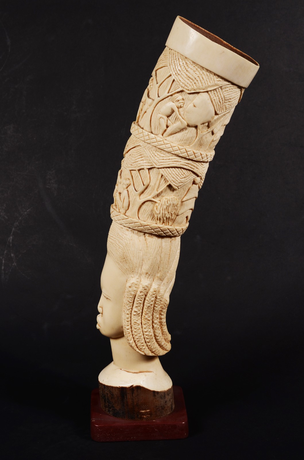 Escultura de marfim representando figura africana. - foto 6 de 8