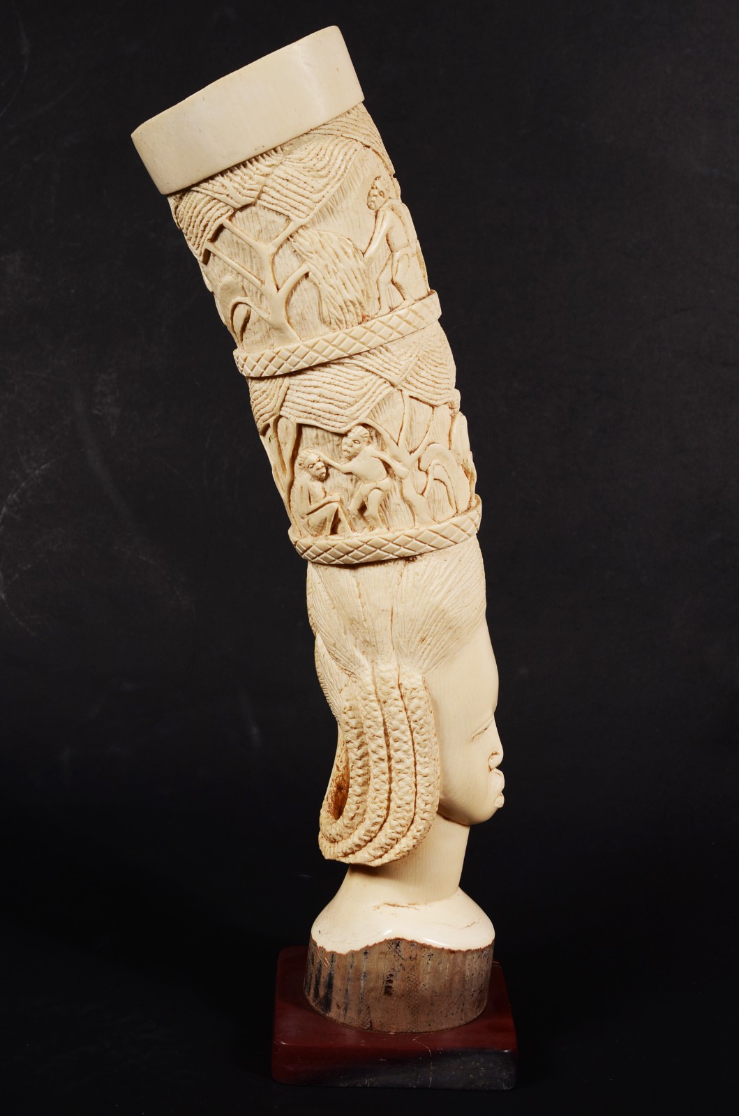 Escultura de marfim representando figura africana. - foto 7 de 8
