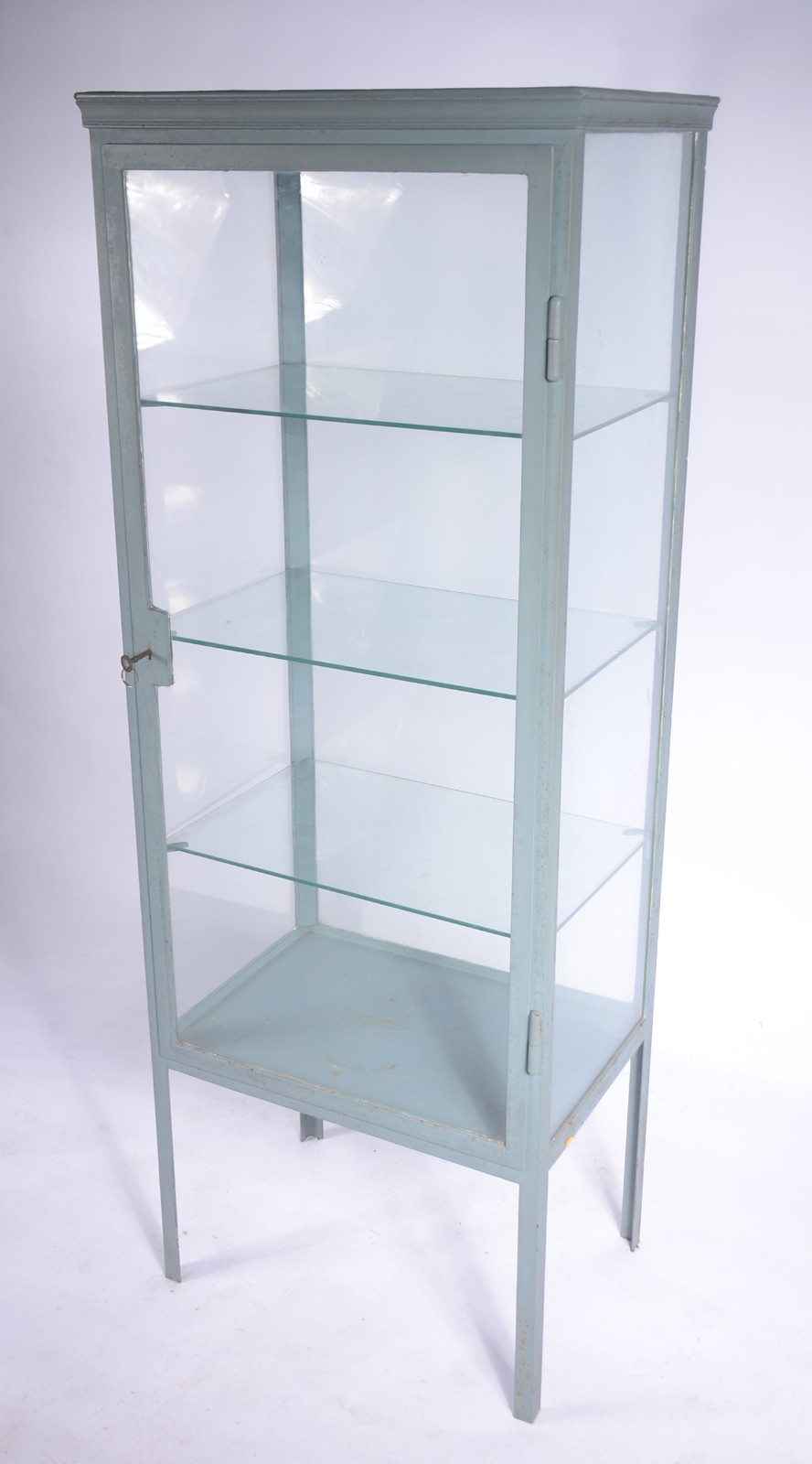 Pequena vitrine de metal pintado de azul, portas e prateleiras de... - foto 1 de 9