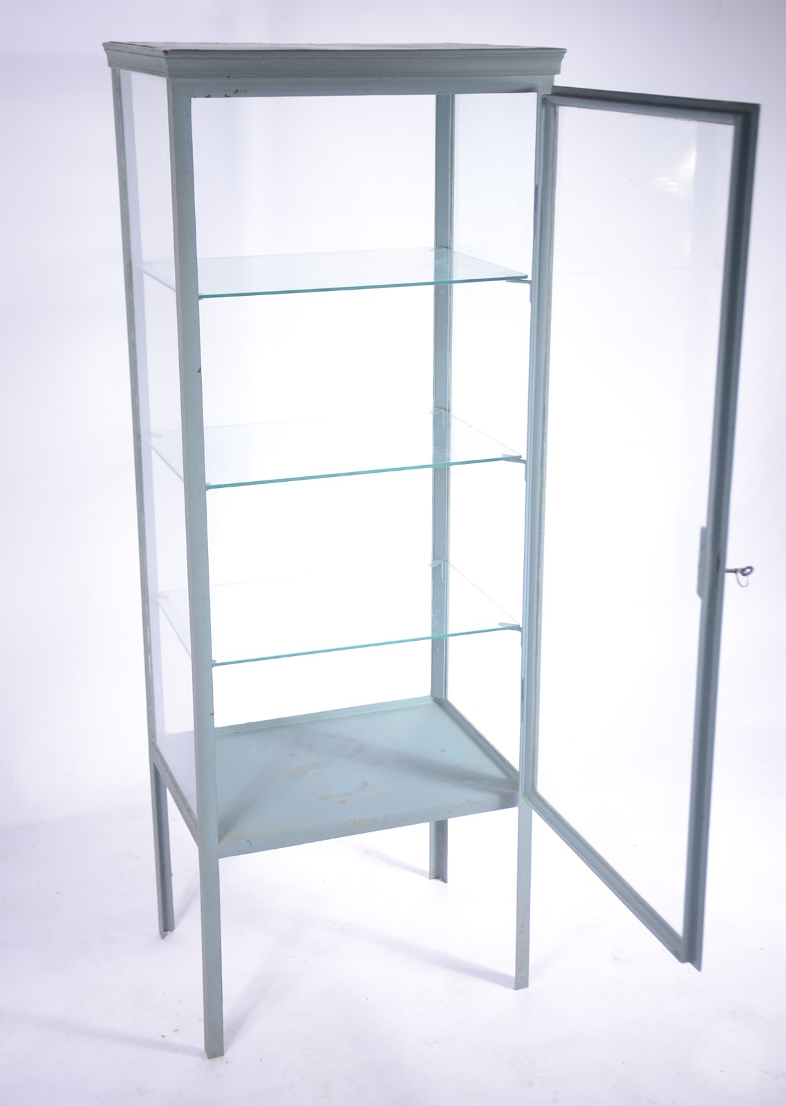 Pequena vitrine de metal pintado de azul, portas e prateleiras de... - foto 4 de 9