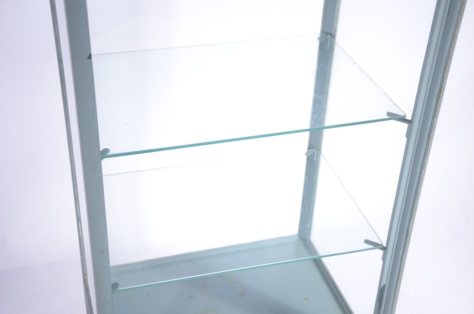 Pequena vitrine de metal pintado de azul, portas e prateleiras de... - foto 6 de 9