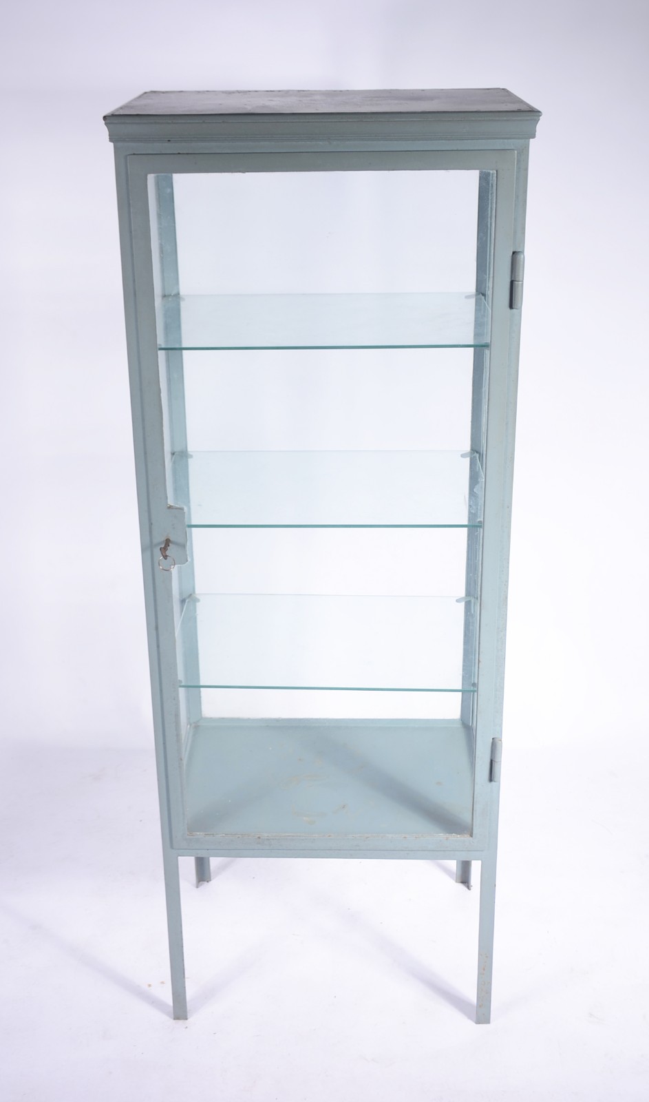 Pequena vitrine de metal pintado de azul, portas e prateleiras de... - foto 2 de 9