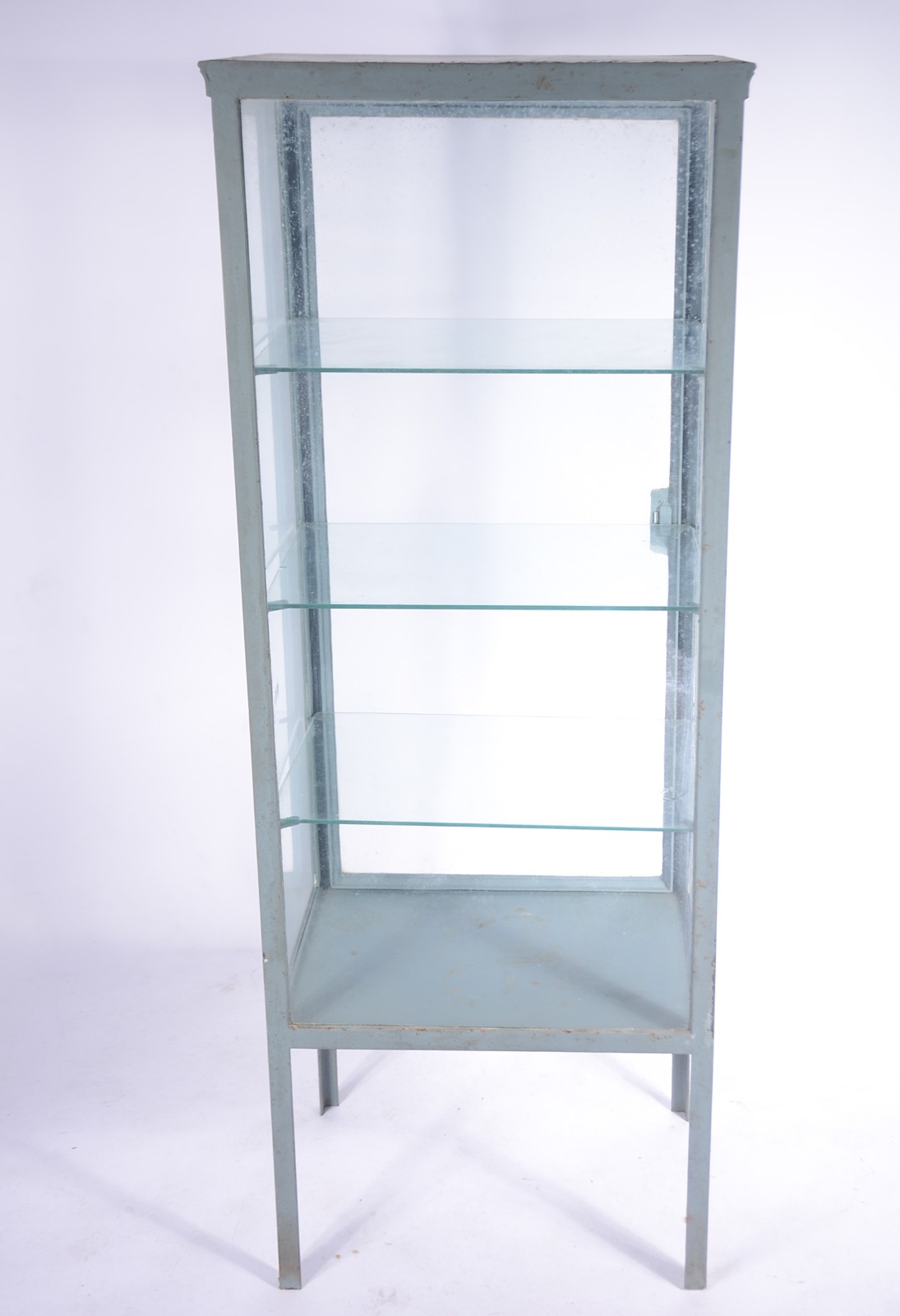 Pequena vitrine de metal pintado de azul, portas e prateleiras de... - foto 9 de 9