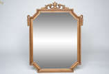 Espelho com moldura dourada. Medidas 87 x 68 cm. - Espelho com moldura dourada. Medidas 87 x 68 cm.