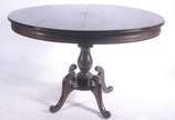 Mesa de jantar redonda de madeira nobre, tábua ... - Mesa de jantar redonda de madeira nobre, tábua extensora, apoio em balaústre torneado terminando em quatro pernas recurvas. Acompanham 5 cadeira...