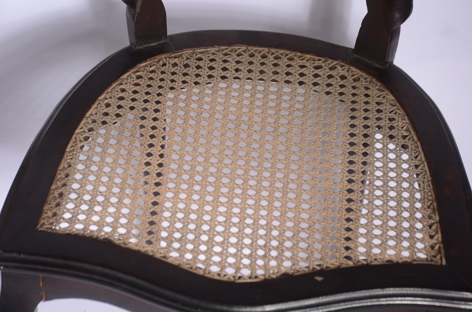 Mesa de jantar redonda de madeira nobre, tábua extensora, apoio em... - foto 8 de 10