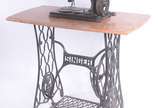 Mesa com base de metal para máquina de costura,... - Mesa com base de metal para máquina de costura, tampo de mármore. Acompanha antiga máquina de costura. Desgastes. Máquina no estado.