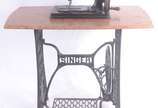Mesa com base de metal para máquina de costura,... - Mesa com base de metal para máquina de costura, tampo de mármore. Acompanha antiga máquina de costura. Desgastes. Máquina no estado.