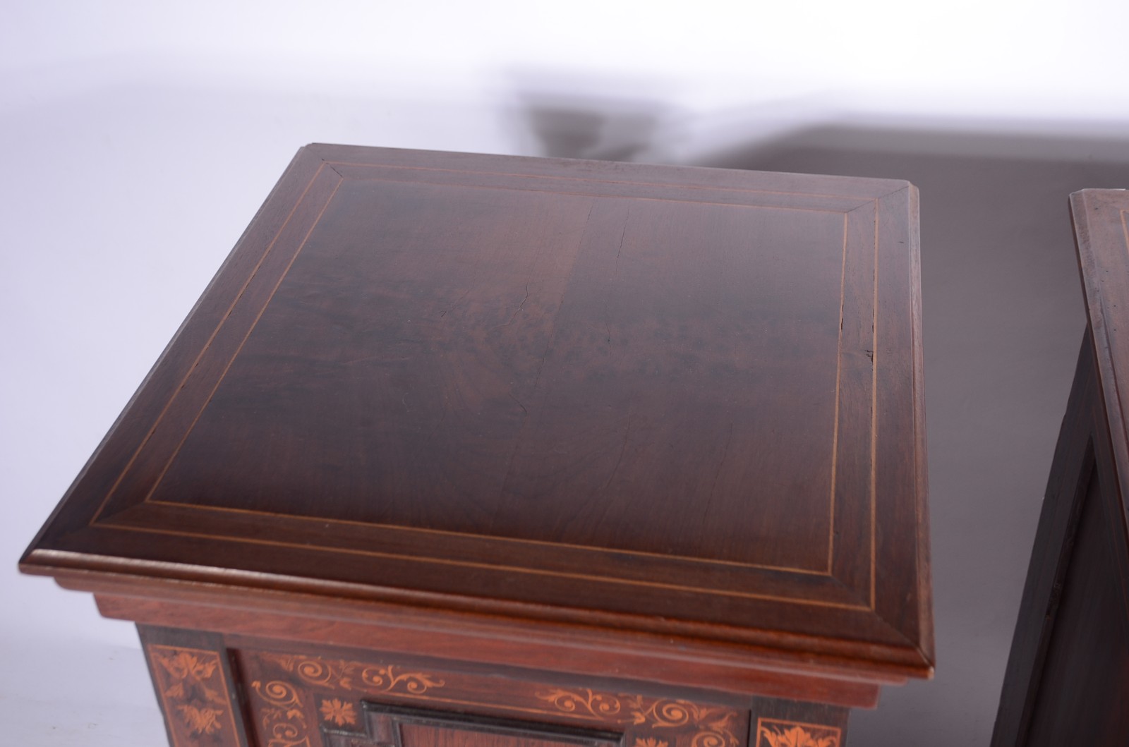 Par de móveis de cabeceira de madeira nobre, detalhes em marqueterie... - foto 4 de 10