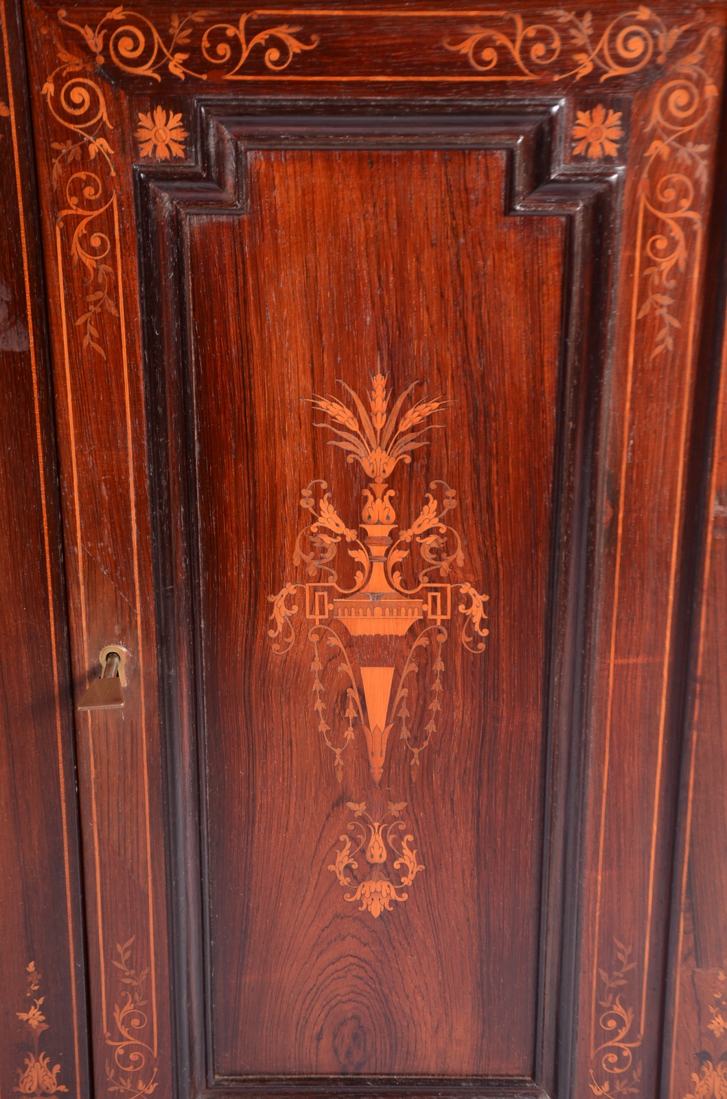 Par de móveis de cabeceira de madeira nobre, detalhes em marqueterie... - foto 5 de 10