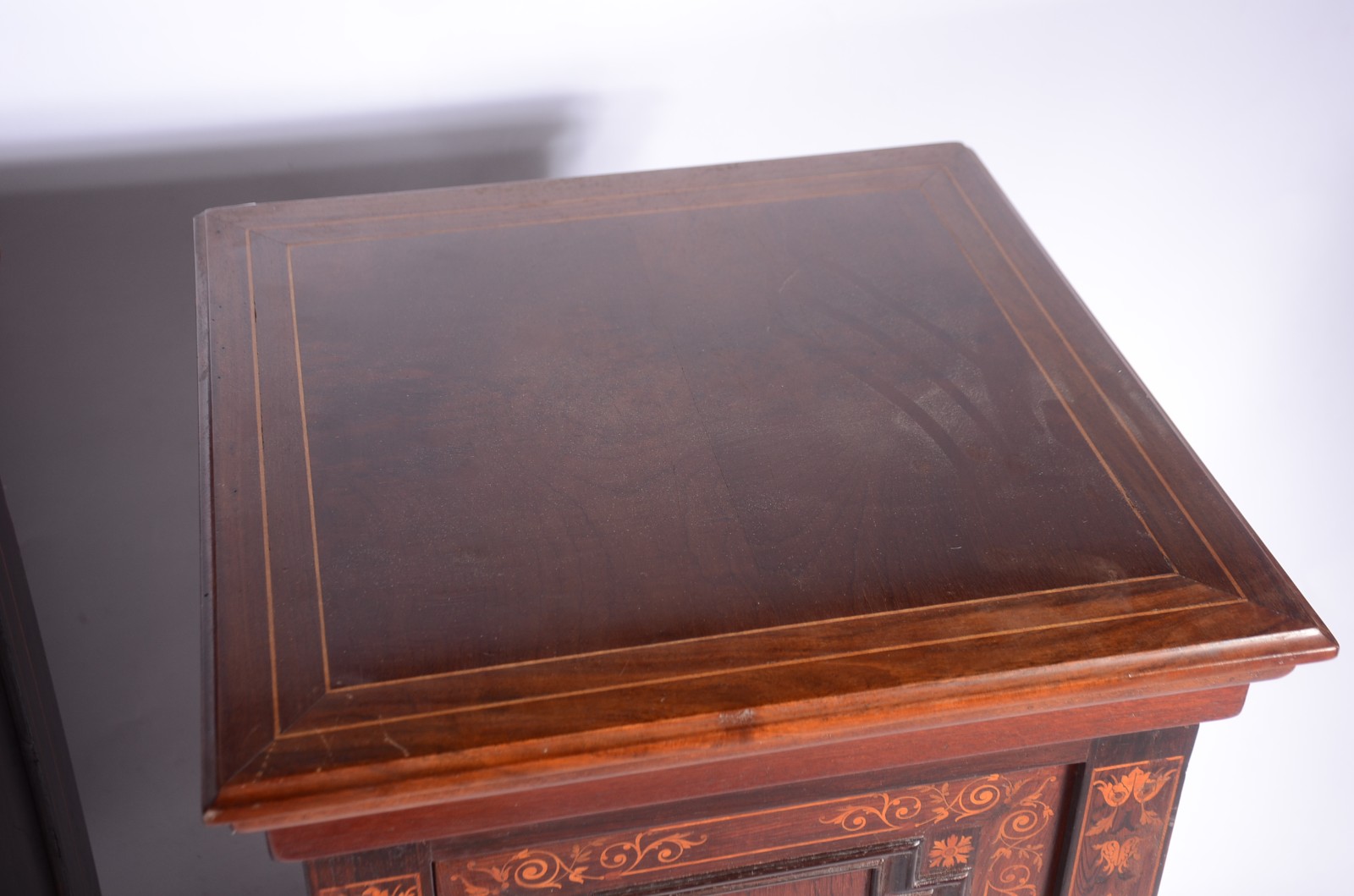 Par de móveis de cabeceira de madeira nobre, detalhes em marqueterie... - foto 6 de 10
