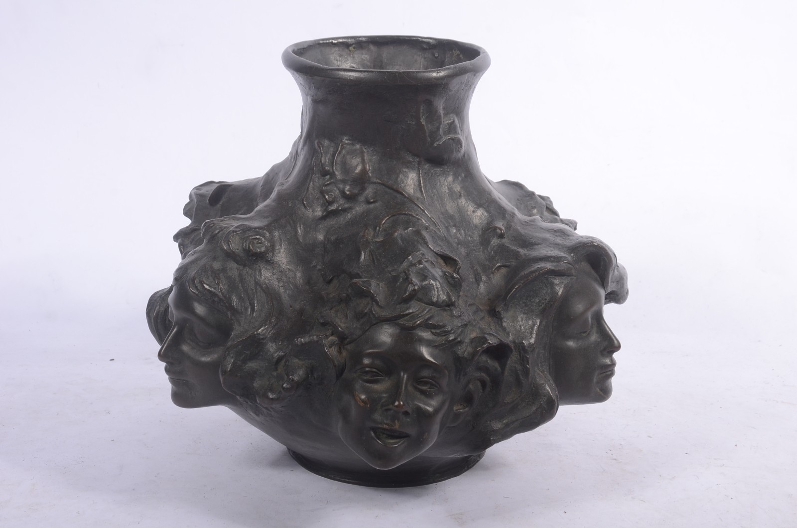 Vaso de bronze com figuras em relevo, assinado. - foto 1 de 7
