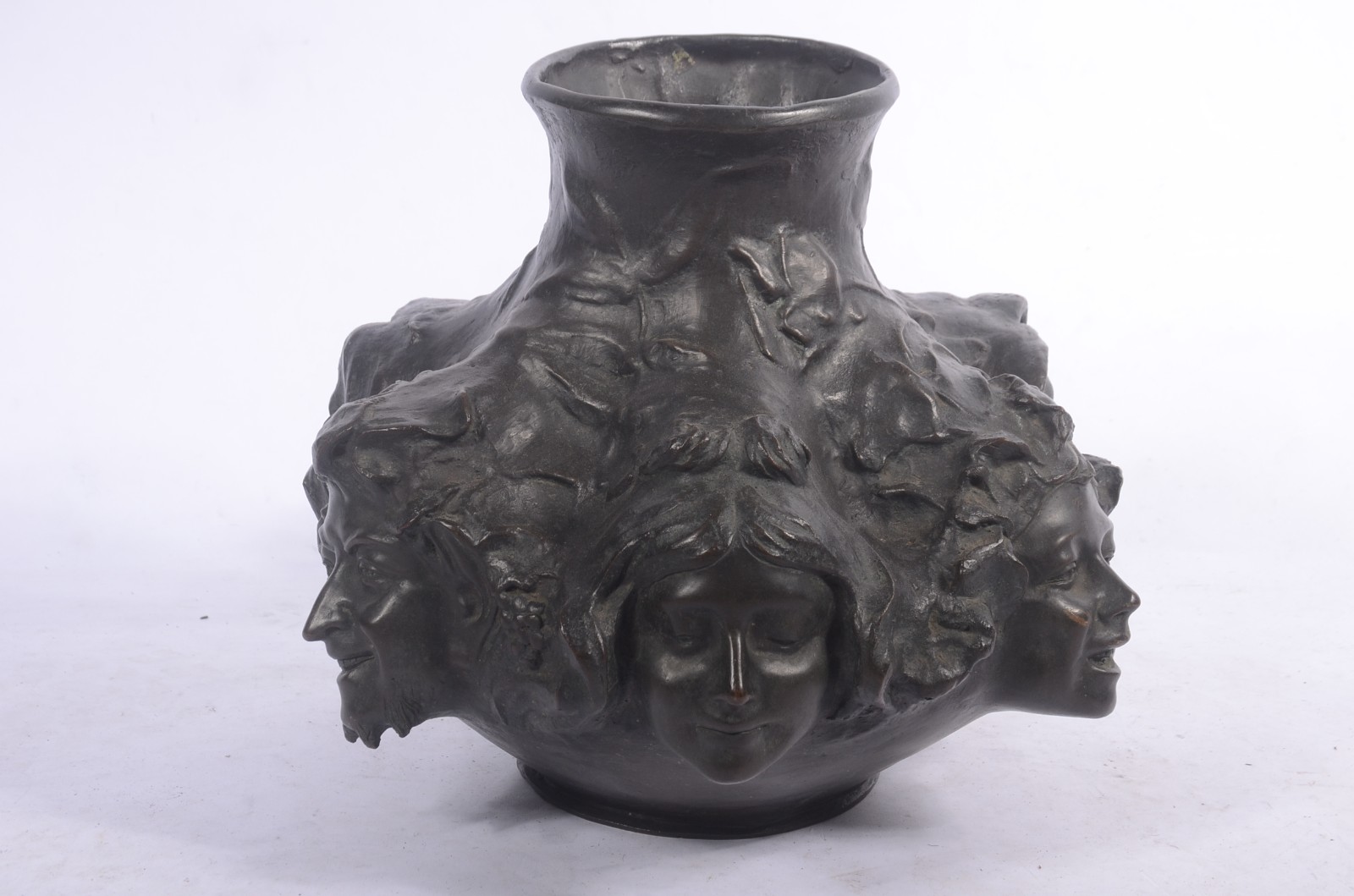 Vaso de bronze com figuras em relevo, assinado. - foto 2 de 7