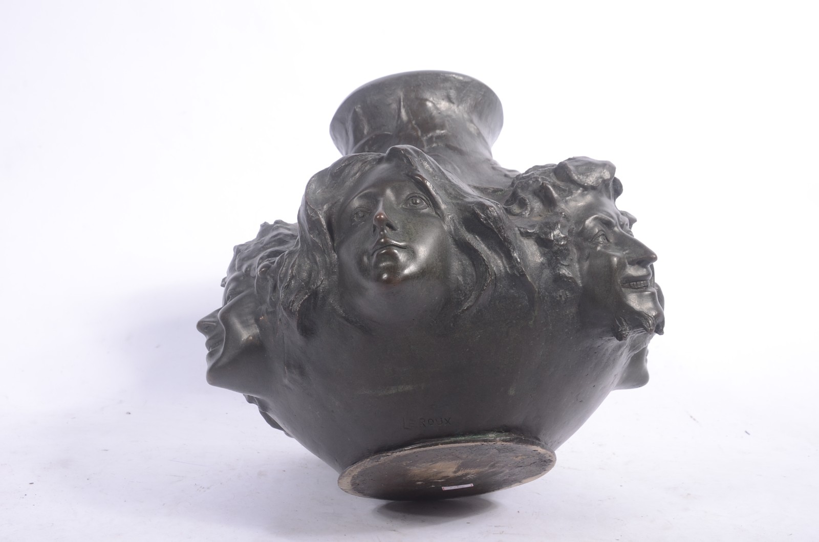 Vaso de bronze com figuras em relevo, assinado. - foto 5 de 7