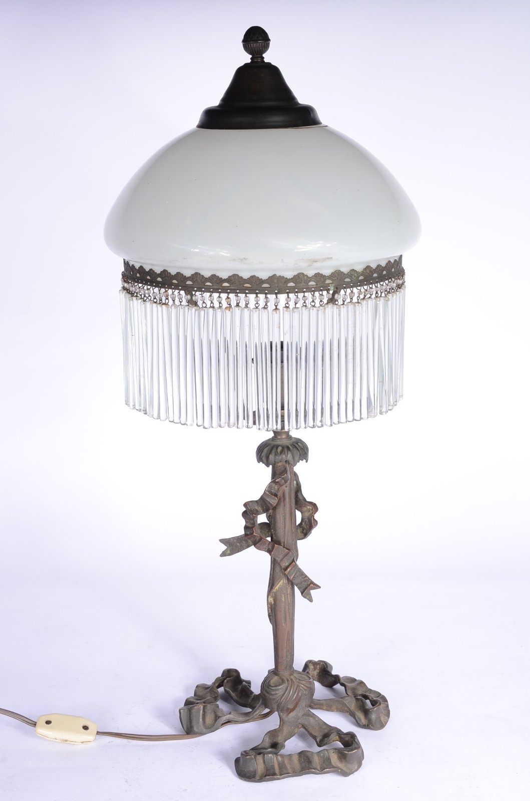 Abatjour com base de metal, cúpula opalinada branca e canutilhos de... - foto 1 de 7