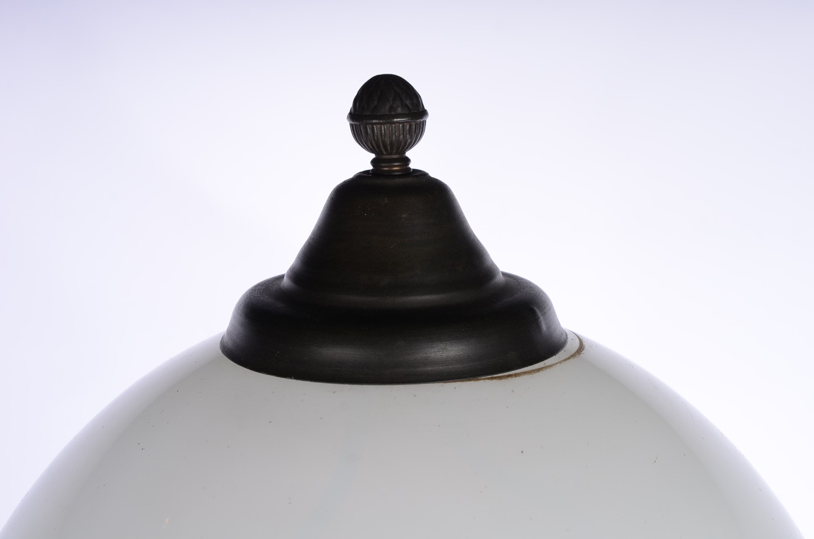 Abatjour com base de metal, cúpula opalinada branca e canutilhos de... - foto 2 de 7
